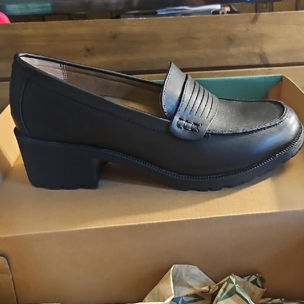 Classic Black Eastland Loafers for Women - Picture 2 of 2